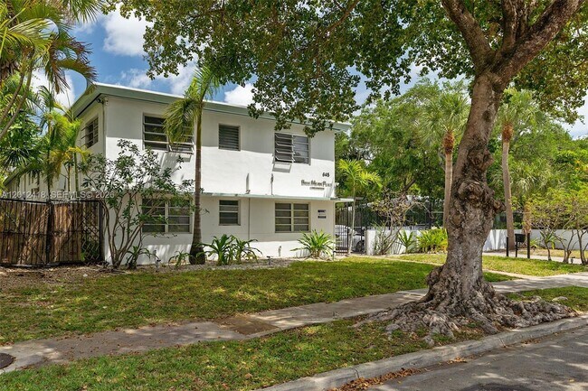 Foto del edificio - 645 NE 77th St