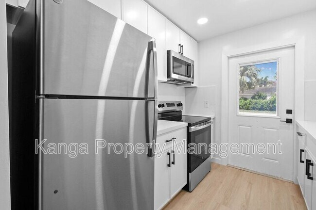 Foto del edificio - 800 Tropic Blvd