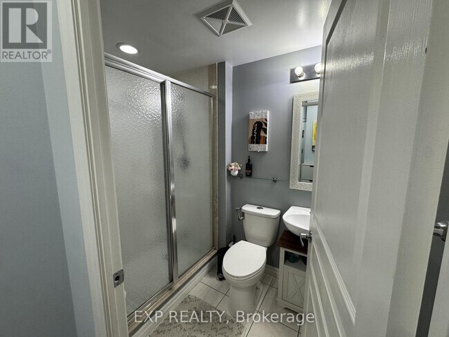 Photo du bâtiment - 220 Burnhamthorpe Rd W