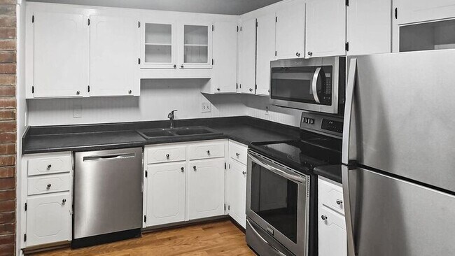 Building Photo - 5802 Hillcrest Cir