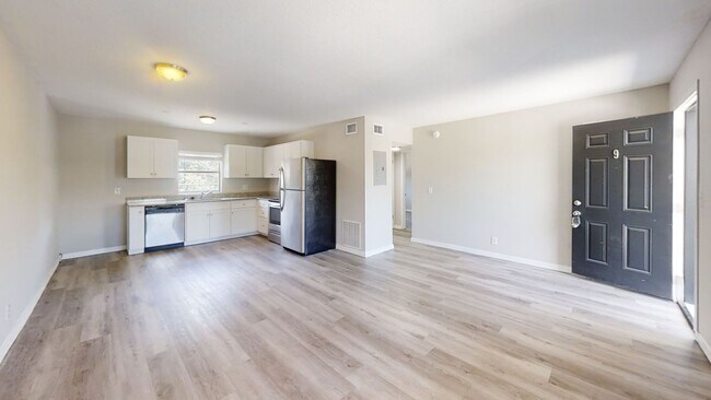 Foto del edificio - Lovely 2/1 apartment move in now- 1/2 off first month rent