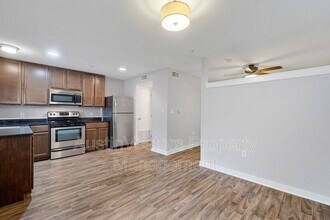 Building Photo - 924 E 51st St