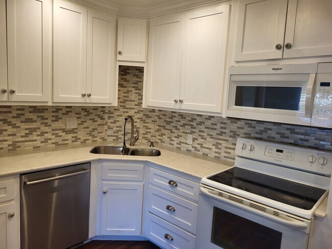 Building Photo - Beautiful 3 bedroom house with granite countertops and central heat and air