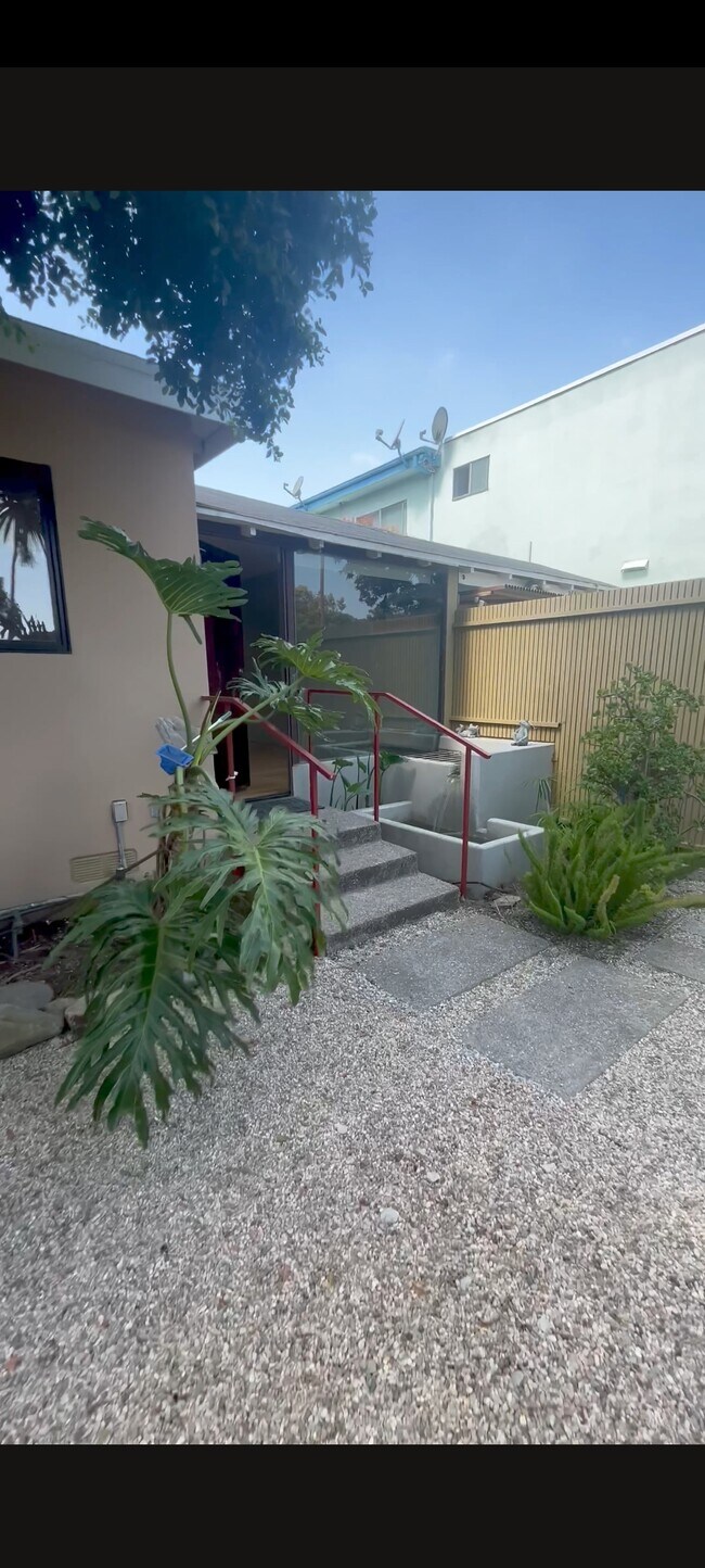 entrada principal - 3641 McLaughlin Ave