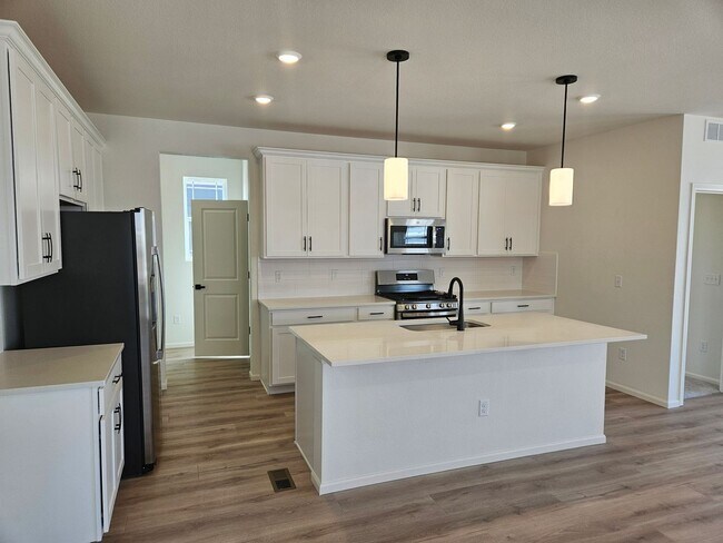 Foto del edificio - 5 Bed 3.5 Bath Home with a park and Commun...