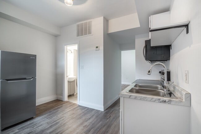 Building Photo - 2 Bedroom Unit close to downtown