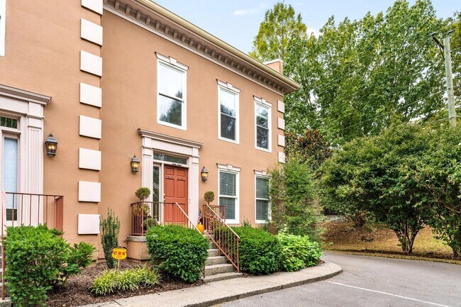 Building Photo - 3025 Woodlawn Dr