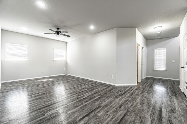 Foto del edificio - Welcome to this stunning 3-bedroom, 3-bathroom home located in the heart of Bentonville