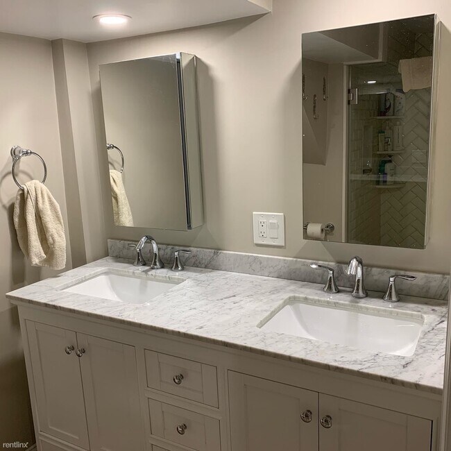 Foto del edificio - 2 br, 1 bath Duplex - 13 G St Apt 1