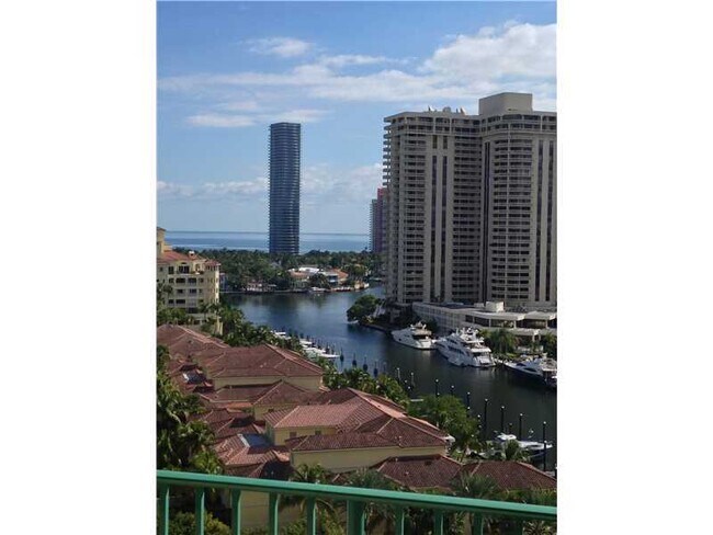 Foto del edificio - 19900 E Country Club Dr