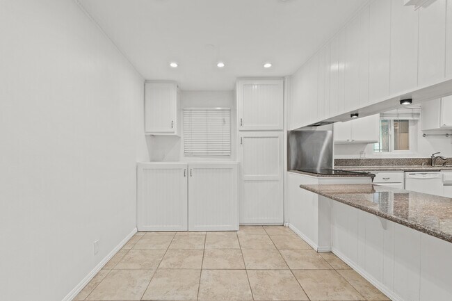 Breakfast bar, dining room - 2354 Fletcher Dr