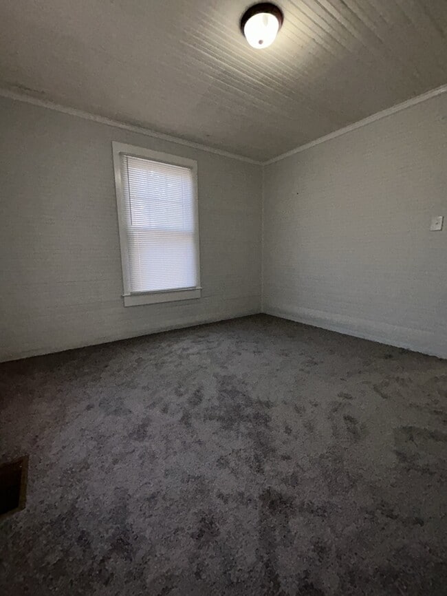 Building Photo - 2 Bedroom 1 Bathroom