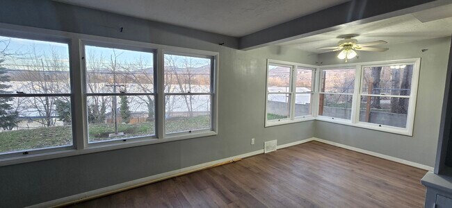 Foto del edificio - 1817 E Hillcrest Ave