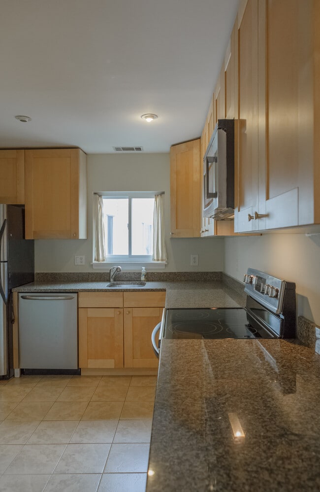Spacious & bright. Plenty of storage. - 15 Renwick St