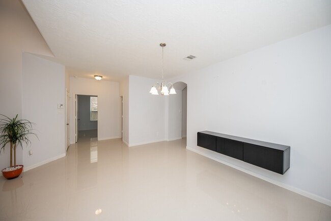 Building Photo - 3019 Lake Dr