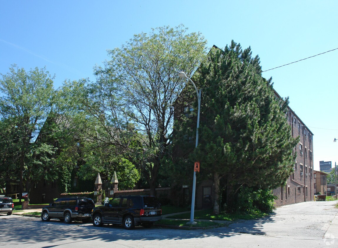 Building Photo - 131 S 39th St