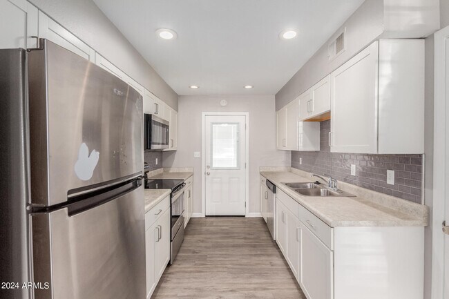 Foto del edificio - 4530 CAMINO Cir