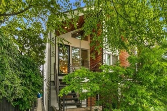 Building Photo - 6515 Ellis Ave S