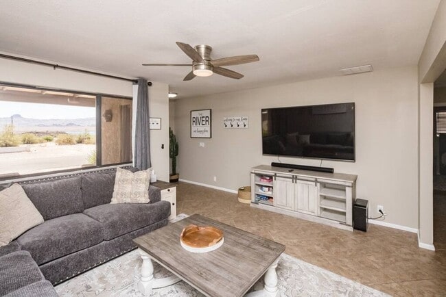 Building Photo - 4 Bedroom Pool Home Located Downtown