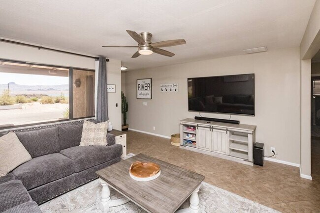Foto del edificio - 4 Bedroom Pool Home Located Downtown