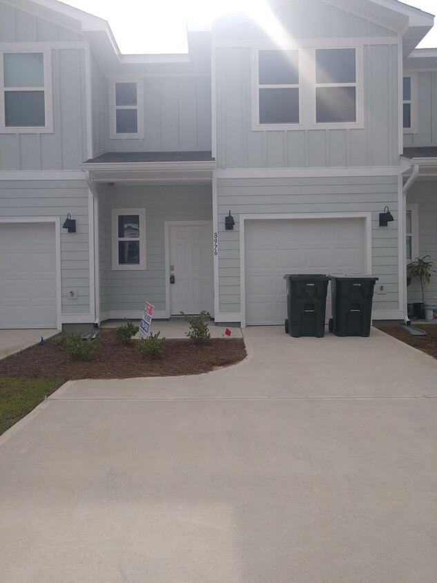 Foto principal - Beautiful New Townhome in Admiral's Quarters