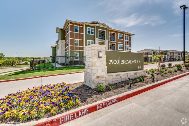 Building Photo - 2900 Broadmoor Dr