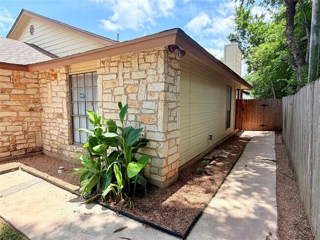 Building Photo - 405 Parkhill Cove