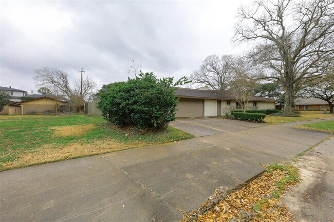 Building Photo - 5050 Glenmeadow Dr
