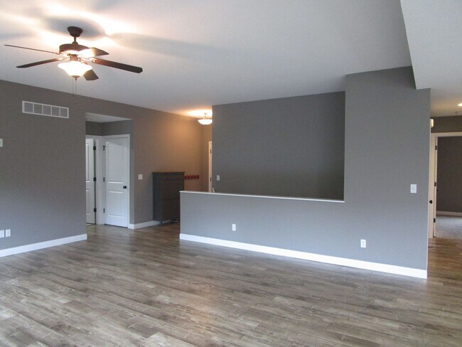 Building Photo - 4BR Single Family Home w/ Fenced Yard in S...