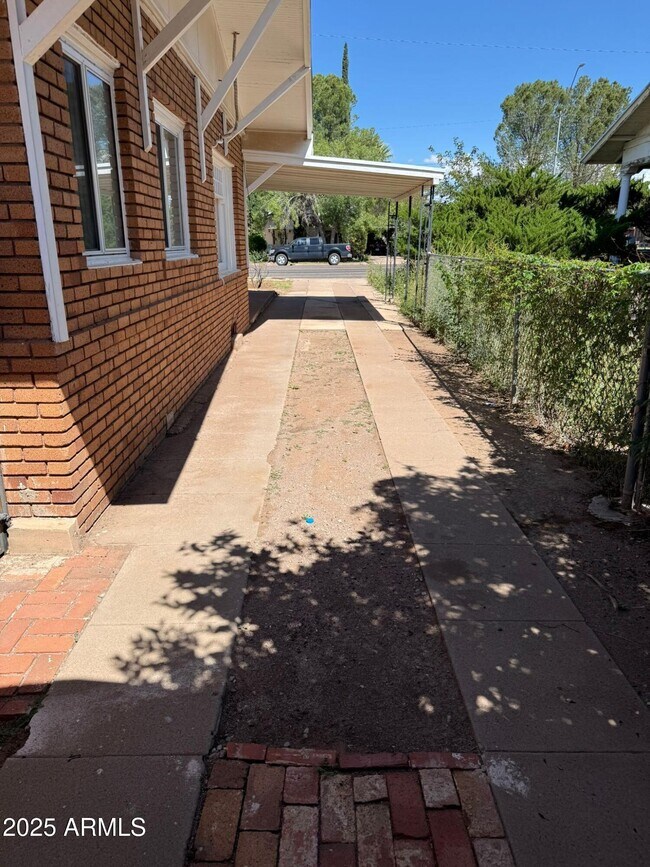 Foto del edificio - 1249 E 10th St