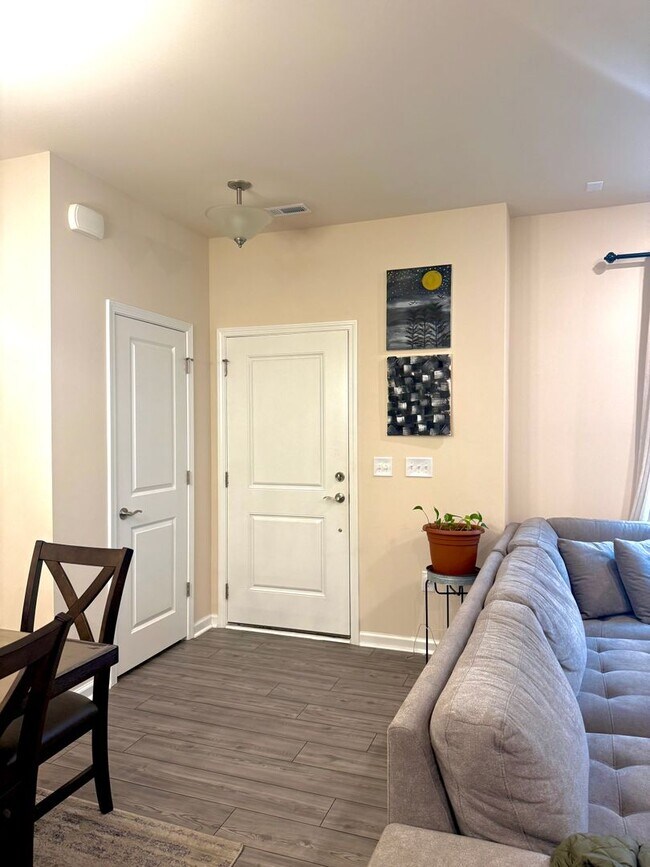 Building Photo - AVAILABLE 9/1 - Beautiful 3 bed/2.5 bath T...