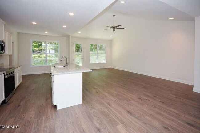 Foto del edificio - New Construction in North Knox!