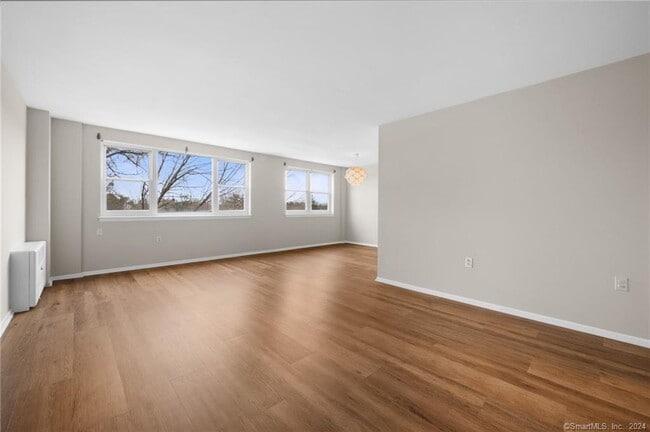 Building Photo - 887 Farmington Ave