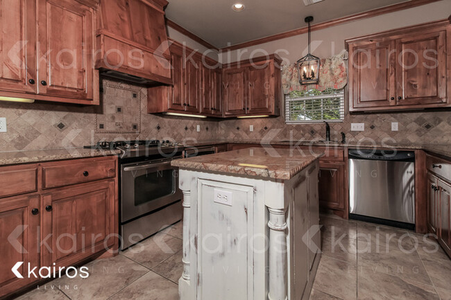 Building Photo - 7402 Ledgestone Dr.