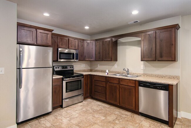 Foto del edificio - Beautiful 3-Bed, 2-bath Townhome In Pleasa...