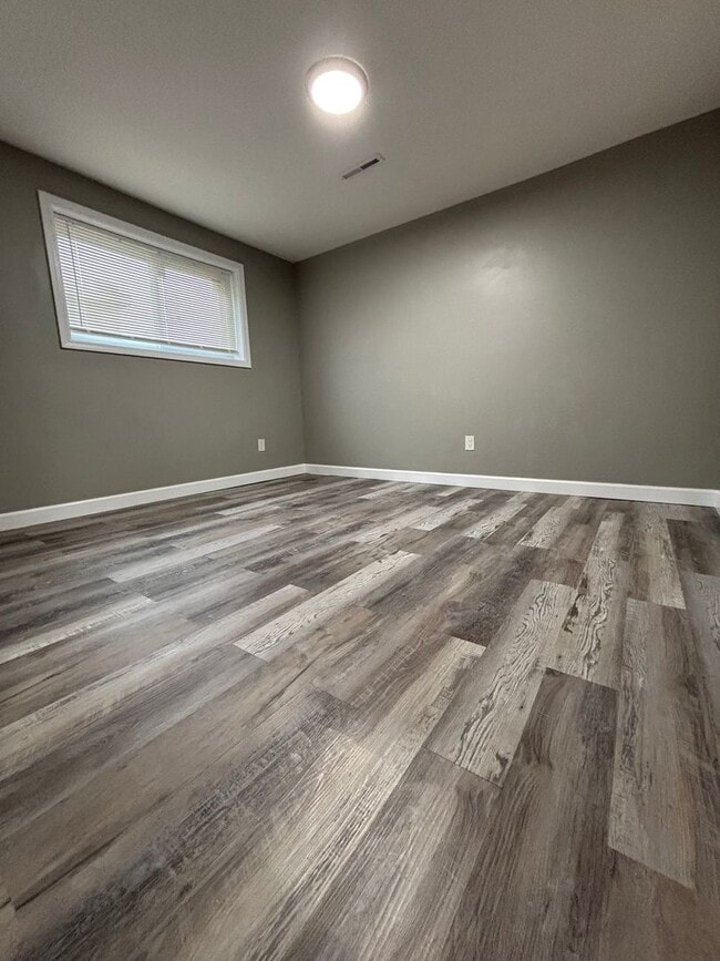 Building Photo - Updated 5 Bedroom Home