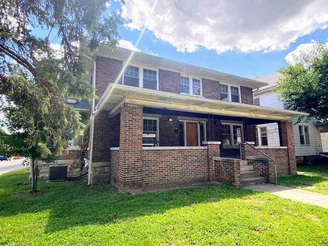 Building Photo - ***AVAILABLE AUGUST 2027***5 Bed 2 Bath House 1 block from Kirkwood