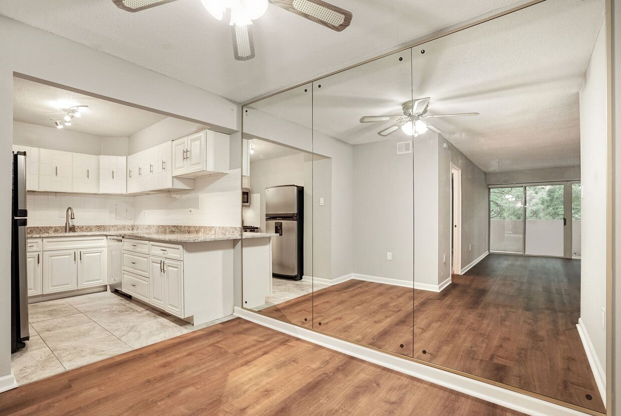 Foto principal - Available Now! 1 Bed / 1 Bath Condo in the...