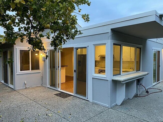 Foto del edificio - Sunnyvale - Beautiful update home in Desir...
