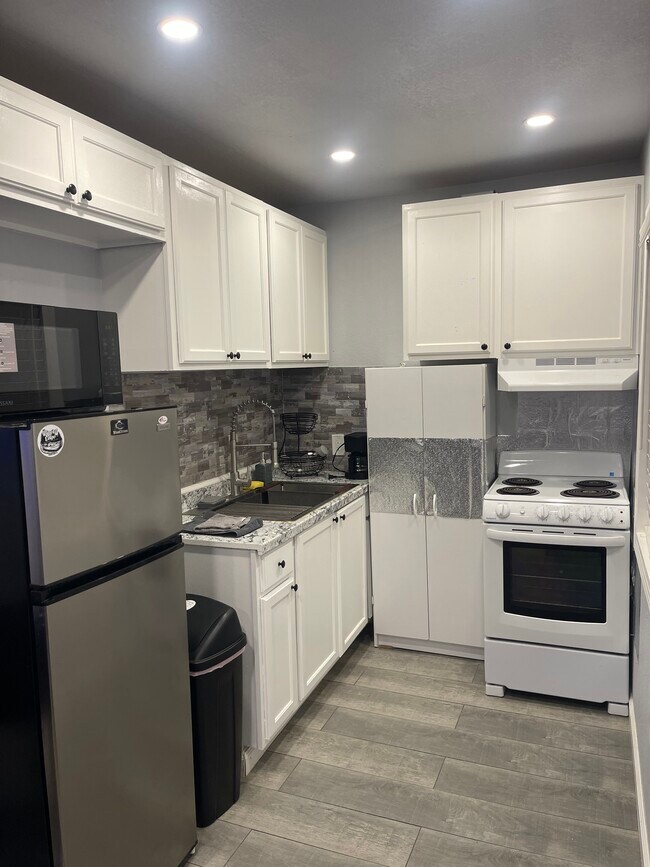 Building Photo - 2529 Crommelin Ave