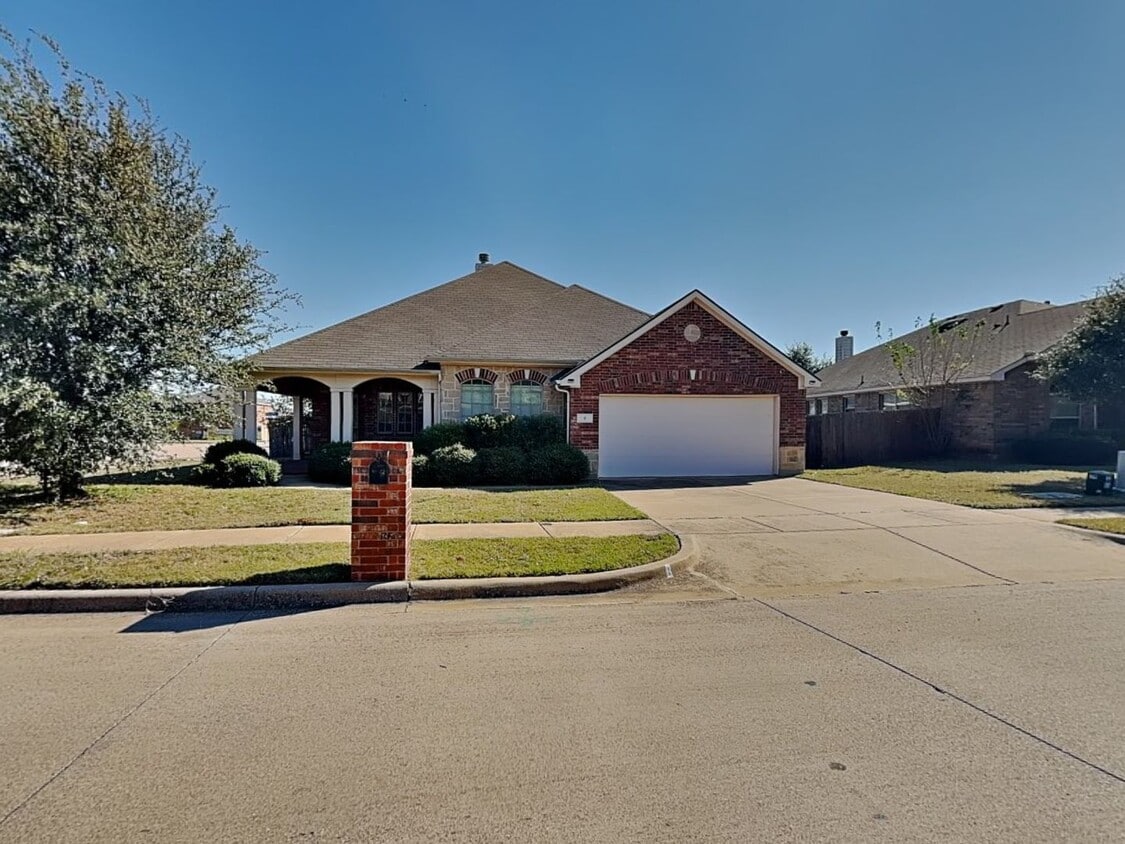 Foto principal - Charming Corner Lot Home in The Villages at Edgecliff – Crowley ISD!