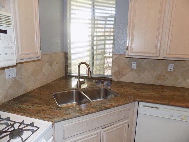Foto del edificio - Beautiful Rancho San Diego Condo In Reming...