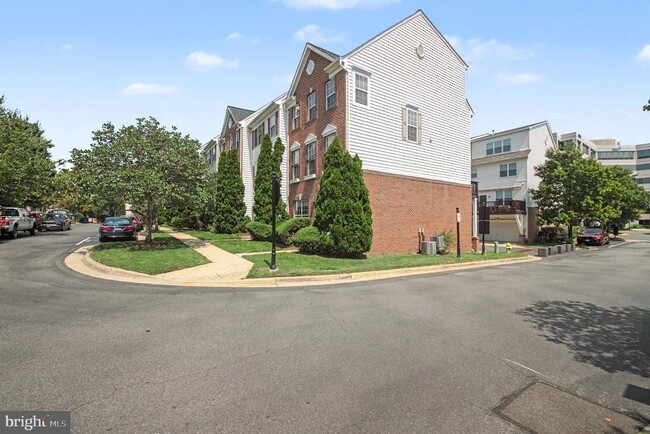 Building Photo - 100 Meadows Ln