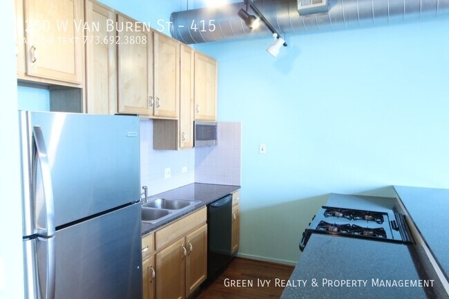 Building Photo - Sunny West Loop Loft! Parking Included!