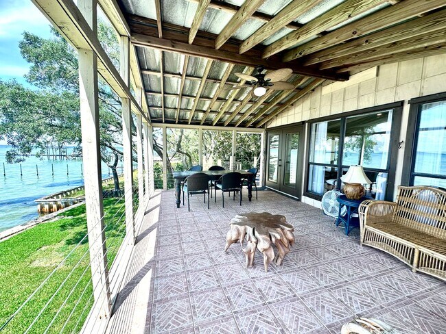 Foto del edificio - Beautiful 3B/3.5B Waterfront Fully Furnished Home available for Long-Term Rental!