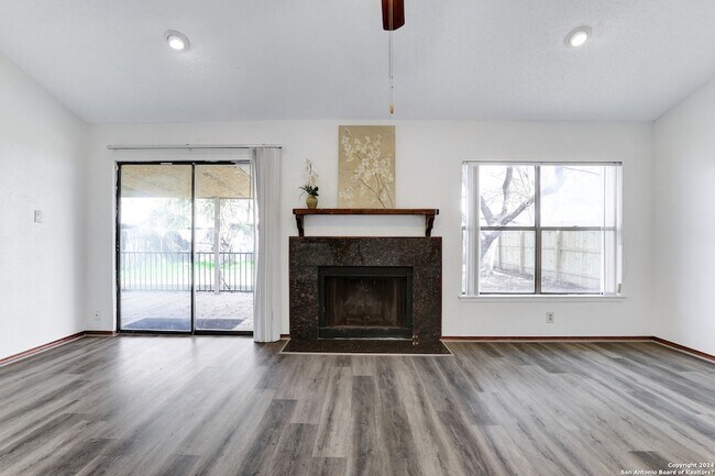 Foto del edificio - 6943 Sunshine Tree Dr