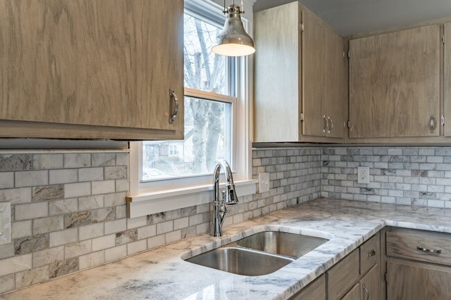 Building Photo - Renovated 3 bed/2 bath just minutes from Downtown!!