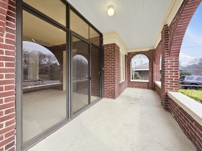 Foto del edificio - Charming East Point Duplex with Modern Updates & Private Yard - Housing Vouchers accepted