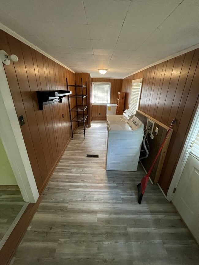 Building Photo - 2 bd 1 ba