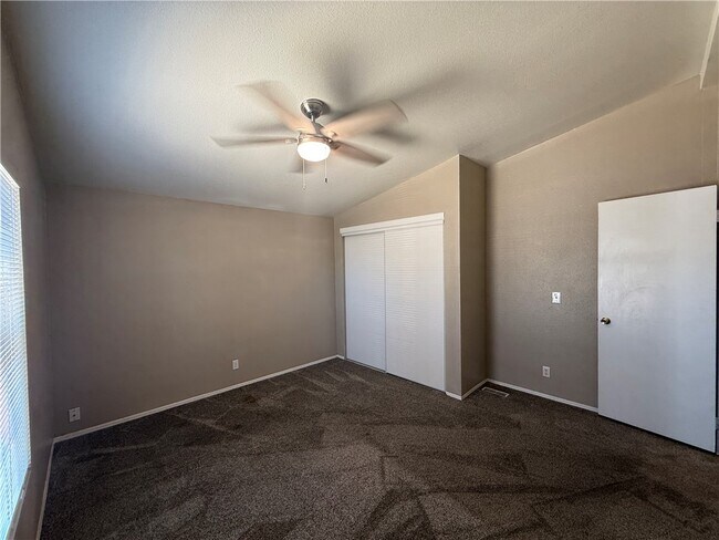 Foto del edificio - 2150 E Snavely Ave